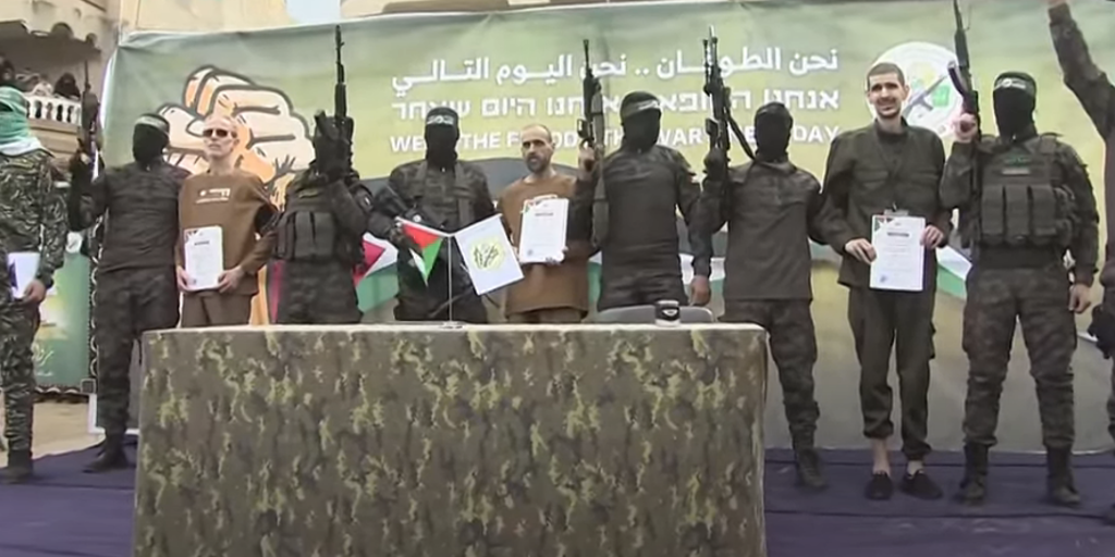 Israel anuncia represalias contra Hamás por el mal estado de los tres rehenes liberados