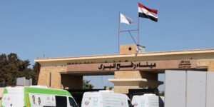 Los primeros heridos cruzan el paso de Rafah desde Gaza a Egipto para recibir asistencia médica