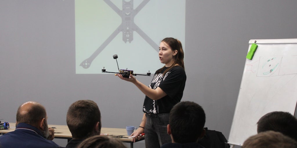 Clases de drones para los civiles ucranianos, que no se fían de Putin