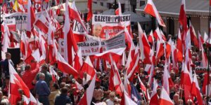 Duelo de marchas multitudinarias por la presidencia polaca en las calles de Varsovia