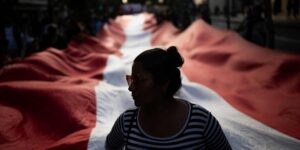 El primer ministro de Perú renuncia para evitar las mociones de censura tras el asesinato de 13 mineros