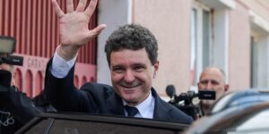 El proeuropeo Nicusor Dan gana las elecciones en Rumanía, según los sondeos a pie de urna, pero Simion lo niega