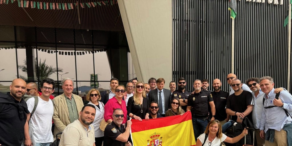 Evacuados una veintena de españoles atrapados en la revuelta de Libia