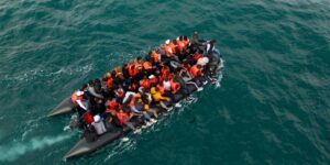 Muere un inmigrante y más de 60 son rescatados tras hundirse una embarcación en el canal de la Mancha