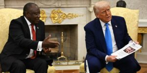 Trump muestra fosas y acusa al presidente de Sudáfrica de «genocidio»