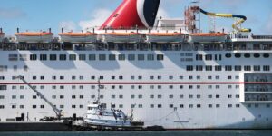 Un crucero rompe las amarras por el fuerte viento y dos turistas terminan en el mar