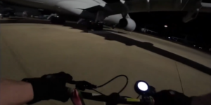 Activistas propalestinos se graban colándose en la base aérea más grande de Reino Unido y dañando varios aviones