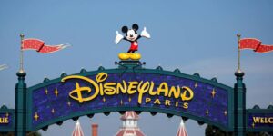 Acusan a un turista británico de alquilar Disneyland París por 130.000 euros para celebrar una boda ficticia con una menor de 9 años
