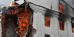 Al menos cinco muertos y 27 heridos tras otra noche de ataques aéreos «masivos» en Ucrania