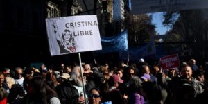 «Argentina con Cristina», miles de kirchneristas apoyan a la expresidenta tras sus primeras horas en arresto domiciliario por corrupción