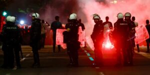 Decenas de miles de personas se manifiestan en Serbia para pedir elecciones anticipadas
