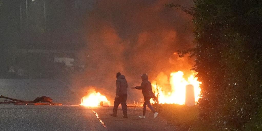 Los disturbios se prolongan en Irlanda del Norte en medio de denuncias de violencia racista y ataques a la Policía