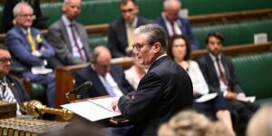 Starmer suaviza los recortes sociales para atajar una amplia rebelión interna