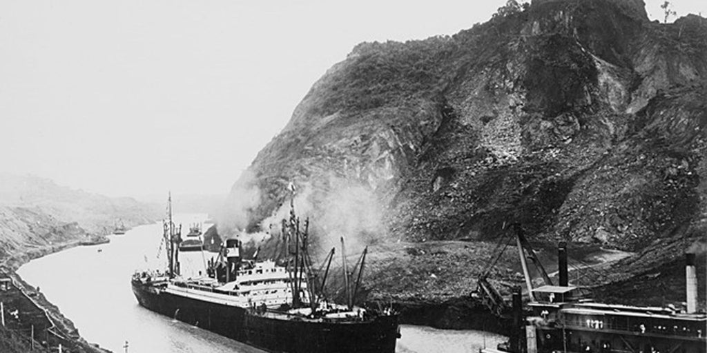 Abre el canal de Panamá para unir el Pacífico y el Atlántico