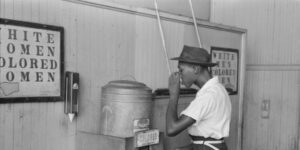 EE.UU. prohíbe la segregación racial que discriminaba a los negros