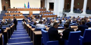 El Gobierno proeuropeo de Bulgaria supera la cuarta moción de confianza en seis meses