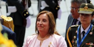 La impopular presidenta de Perú, Dina Boluarte, firma el decreto en el que se aumenta el sueldo en un 125%