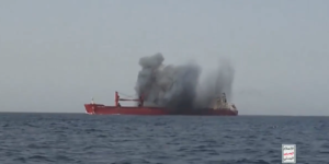 Un barco griego atacado por los hutíes en el mar Rojo se hunde y deja 4 muertos, 14 desaparecidos y 7 rescatados
