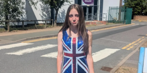expulsan a una niña de 12 años de su escuela por llevar un vestido con la bandera en el ‘día de la cultura’