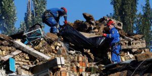 Ascienden a diez los muertos en un «ataque masivo» de Rusia contra Ucrania que ha dañado el edificio de la misión de la UE en Kiev