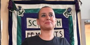Detenida una activista marroquí acusada de blasfemia por posar con una camiseta con el mensaje: «Alá es lesbiana»