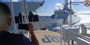 Dos buques chinos chocan durante una persecución a un barco filipino en el mar de China meriodional