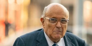 El exalcalde de Nueva York y exabogado de Trump Rudy Giuliani, hospitalizado tras un accidente de coche