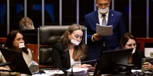 Tensión en el Congreso brasileño por la prisión domiciliaria de Bolsonaro
