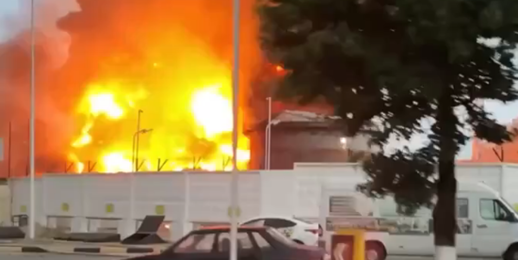 Ucrania continúa su campaña contra la infraestructura energética rusa y ataca un depósito de petróleo en Sochi