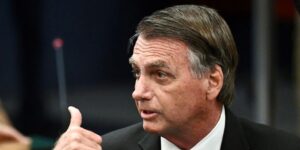 Bolsonaro presenta una «mejoría parcial» tras su ingreso por un problema renal