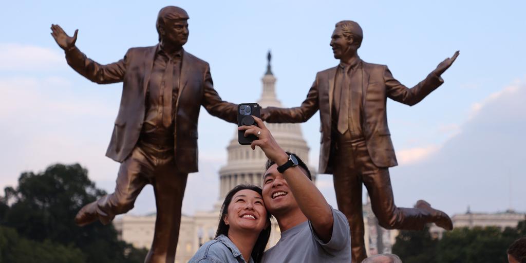 colocan una estatua de Trump y Epstein dándose la mano frente al Capitolio
