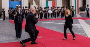 El primer ministro de Albania se arrodilla de nuevo ante Meloni