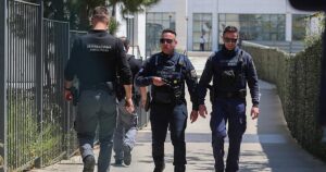 Un anciano de 89 años hiere a cinco personas en dos tiroteos en Atenas por problemas para cobrar la pensión