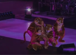 ¿Mensaje oculto de Shakira? Tigres en concierto desatan teorías sobre la contienda presidencial