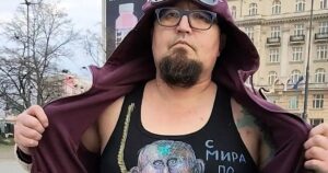 Cuatro tiros para el caricaturista de Putin, exiliado en Polonia