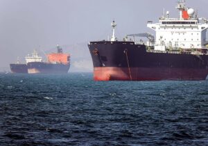 EE.UU. permite cruzar el estrecho de Ormuz a 12 barcos tras la firma del pacto con Irán