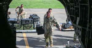 Estados Unidos despliega ya su músculo militar y financiero para auxiliar a Venezuela