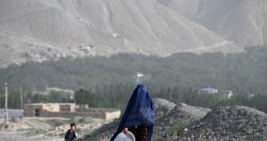 Los talibanes intensifican las detenciones de mujeres por incumplir el código de vestimenta