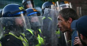 Un vídeo de la Policía británica deteniendo a un estudiante apuñalado desata protestas masivas en el país