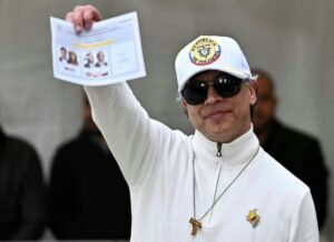 Nueva polémica: Presidente Petro exhibe su voto en la jornada electoral y reaviva el debate sobre participación en política