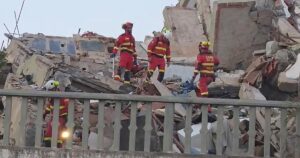 salva a una persona tras casi 72 horas bajo los escombros
