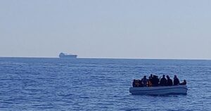 Túnez recupera los cuerpos de once de los inmigrantes desaparecidos en el hundimiento de una patera