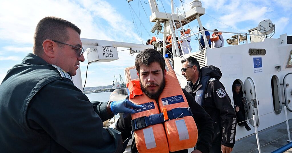 Bulgaria rescata a la tripulación de un buque atacado con drones en el mar Negro y convoca a embajadora rusa