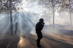 Macron defiende su gestión de los disturbios callejeros en Francia y apunta a «manipulación extranjera»