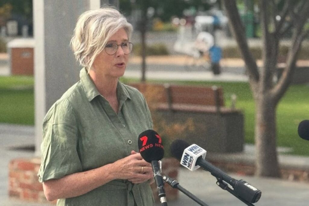 Acusan de tres delitos al hombre que atropelló intencionadamente a la diputada australiana Helen Haines