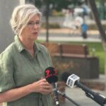 Acusan de tres delitos al hombre que atropelló intencionadamente a la diputada australiana Helen Haines