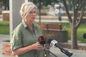 Acusan de tres delitos al hombre que atropelló intencionadamente a la diputada australiana Helen Haines