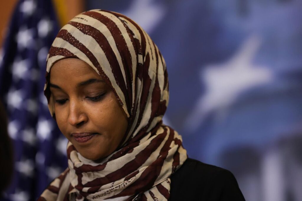 Agentes federales registran el domicilio de la congresista demócrata Ilhan Omar