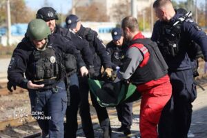 Al menos 13 muertos y una decena de heridos en un ataque ruso contra la estación de tren de Dnipro