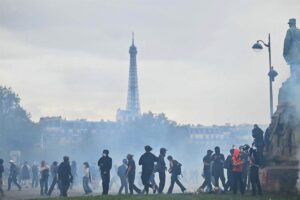 Al menos 166 detenidos hasta las 12.00 horas en las protestas contra el coste de la vida en Francia